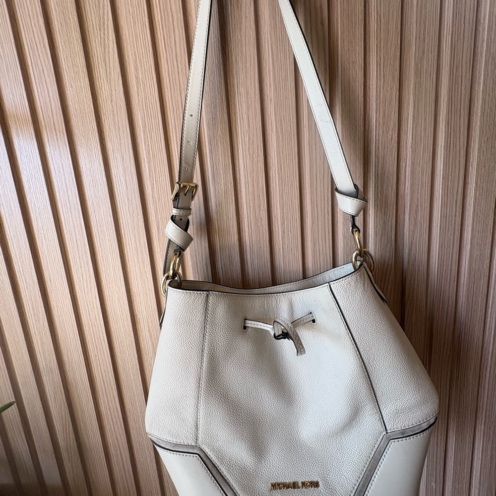 Crossover leather purse/tote bag.. perfect for the spring/summer days